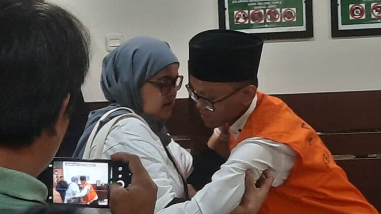 Perdana Arie Veriasa saat berpelukan drngan ibunya usai persidangan di Pengadilan Negeri (PN) Sleman, Senin) (15/12/2025).