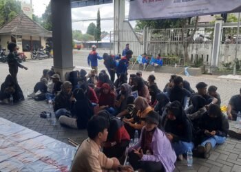 Sejumlah karyawan dari PT Harimau melakukan unjuk rasa di Kantor Disnakertrans DIY, Rabu (17/12/2025).