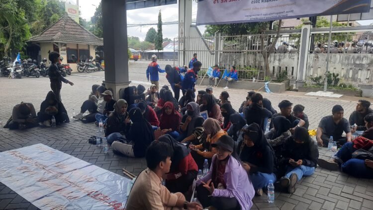 Sejumlah karyawan dari PT Harimau melakukan unjuk rasa di Kantor Disnakertrans DIY, Rabu (17/12/2025).