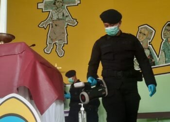 Anggota Tim Gegana Brimob Polda DIY saat melakukan sgerilisasi di Gereja Gereja Katolik Paroki Keluarga Kudus Banteng di Ngaglik, Sleman, DIY, Selasa (23/12/2025).