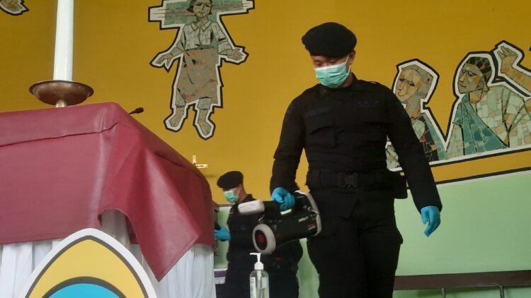 Anggota Tim Gegana Brimob Polda DIY saat melakukan sgerilisasi di Gereja Gereja Katolik Paroki Keluarga Kudus Banteng di Ngaglik, Sleman, DIY, Selasa (23/12/2025).