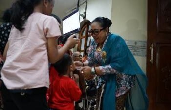 Bupati Bantul Endah Subekti Kuntariningsih berinteraksi dengan jamaah Kristiani di Gunungkidul yang tengah merayakan natal, Rabu (24/12/2025) malam.