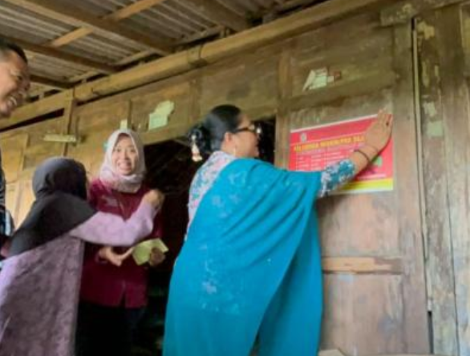 Bupati Gunungkidul Endah Subekti Kuntariningsih memasang stiker keluarga miskin penerima bantuan sosial