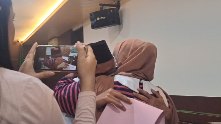 momen saat Perdana Arie Variesa, terdakwa kasus pembakaran tenda di Mapolda DIY saat unjuk rasa memluk ibunya usai persidangan di Pengadilan Negeri Sleman, DIY, Rabu(10/12/2025).