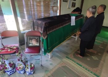 sejumlah pelayat memberikan penghormatan terakhir kepada almarhum Bambang Joko Purnomo atau Bambang Rabiyes di rumah dukanya, Padukuhan Pajangan, Pandowoharjo, Sleman, DIY, Rabu (24/12/2025).