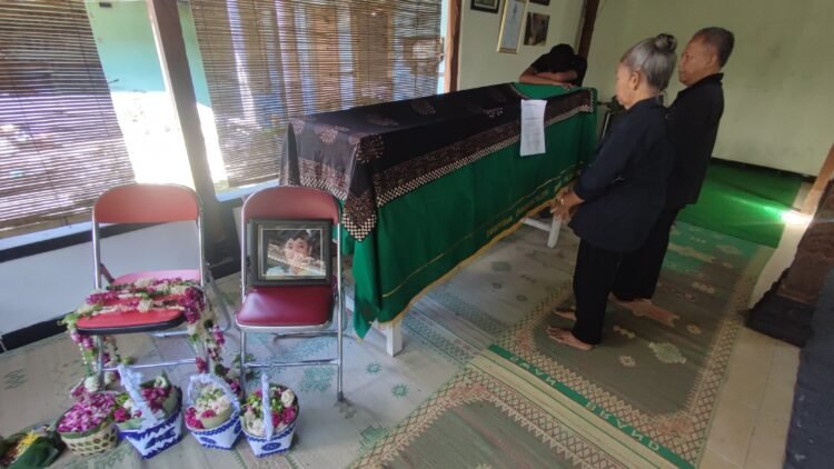 sejumlah pelayat memberikan penghormatan terakhir kepada almarhum Bambang Joko Purnomo atau Bambang Rabiyes di rumah dukanya, Padukuhan Pajangan, Pandowoharjo, Sleman, DIY, Rabu (24/12/2025).