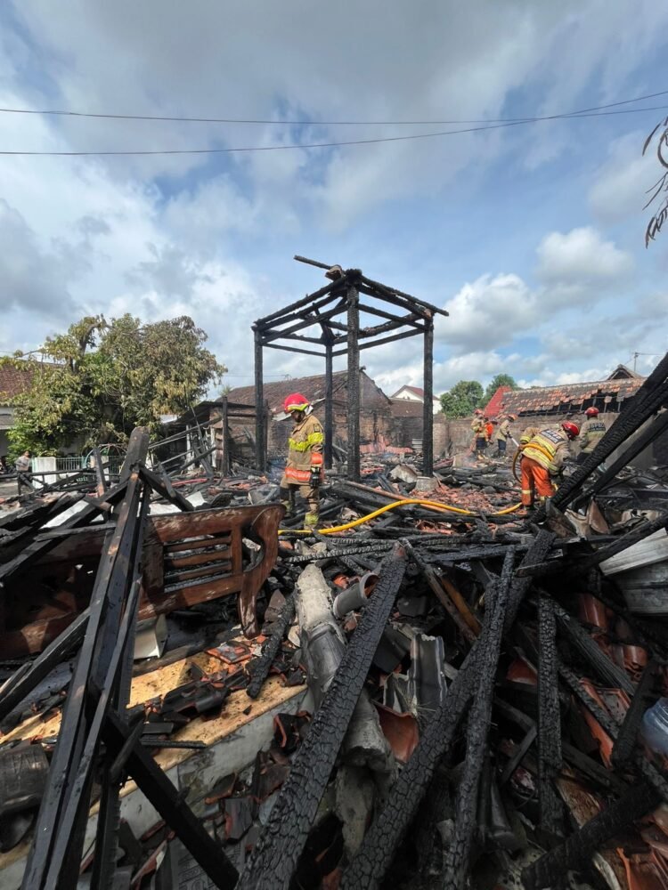 kondisi kebakaran di sebuah Pendopo Joglo di Banguntapan, Bantul, DIY, Kamis (25/12/2025).