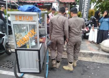 Personel Satpol PP Kota Yogyakarta menertibkan pedagang kaki lima (PKL) liar di kawasan Malioboro, Selasa (30/12/25). (Dok. Satpol PP Kota Yogyakarta)