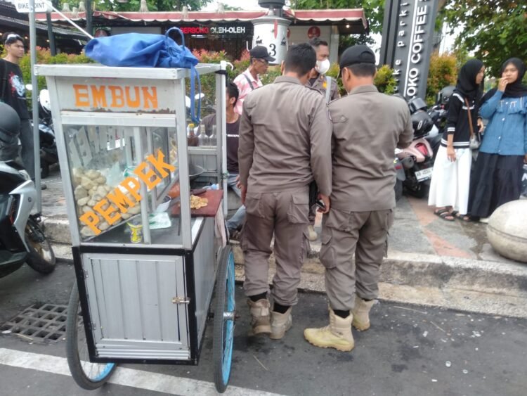 Personel Satpol PP Kota Yogyakarta menertibkan pedagang kaki lima (PKL) liar di kawasan Malioboro, Selasa (30/12/25). (Dok. Satpol PP Kota Yogyakarta)