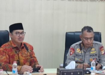 Wali Kota Yogyakarta, Hasto Wardoyo (kiri), menyampaikan persiapan menjelang Nataru dalam jumpa pers di Balai Kota Yogyakarta, Rabu (17/12/2025).