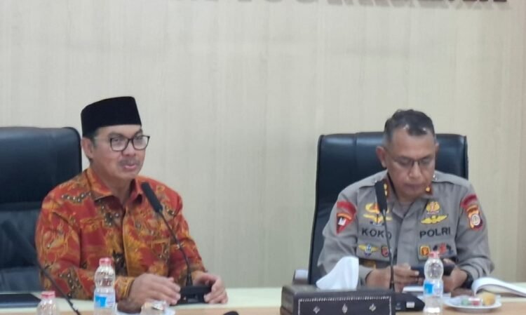 Wali Kota Yogyakarta, Hasto Wardoyo (kiri), menyampaikan persiapan menjelang Nataru dalam jumpa pers di Balai Kota Yogyakarta, Rabu (17/12/2025).
