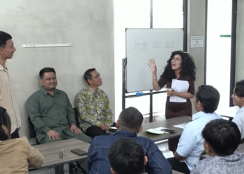 Wakil Ketua Komisi C DPRD Sleman Shodiqul Qiyar bersama anggota Komisi C DPRD Sleman Indra Bangsawan dan Kabid dari Dinsos Sarastomo Ari tampil sebagai narasumber di acara Kelas Pembangunan.