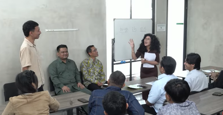 Wakil Ketua Komisi C DPRD Sleman Shodiqul Qiyar bersama anggota Komisi C DPRD Sleman Indra Bangsawan dan Kabid dari Dinsos Sarastomo Ari tampil sebagai narasumber di acara Kelas Pembangunan.