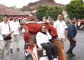 Wakil Ketua Yayasan Gerakan Solidaritas Nasional (GSN), Nanik S Deyang bersama Wakil Bupati Purbalingga naik becak listrik bantuan Presiden Prabowo, Kamis (4/12/2025)