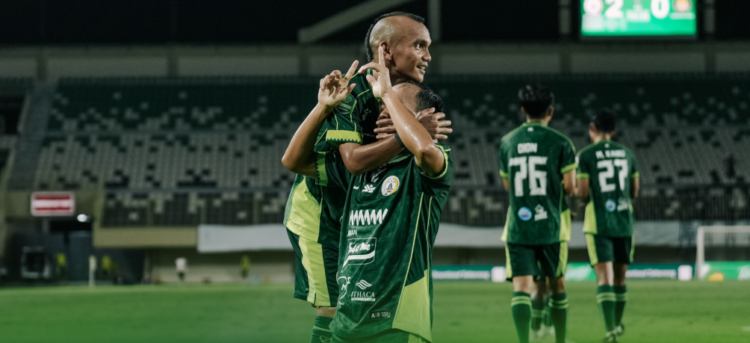 Pemain PSS Sleman melakukan selebrasi usai memenangkan laga