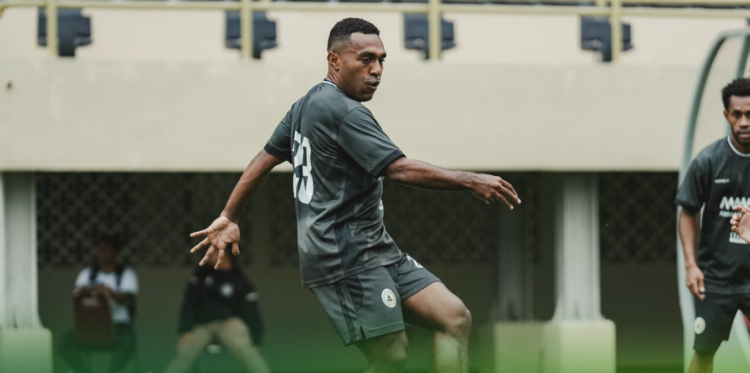 Penggawa PSS Sleman Terens Puhiri tengah dibekap cedera