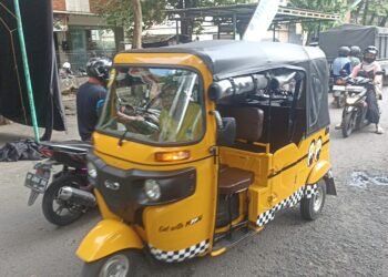 Angkutan umum roda tiga bajaj melintas di kawasan Pasar Beringharjo, Kota Yogyakarta.