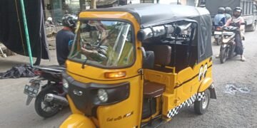 Angkutan umum roda tiga bajaj melintas di kawasan Pasar Beringharjo, Kota Yogyakarta.