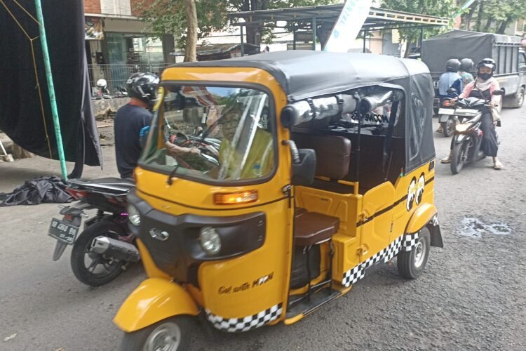 Angkutan umum roda tiga bajaj melintas di kawasan Pasar Beringharjo, Kota Yogyakarta.