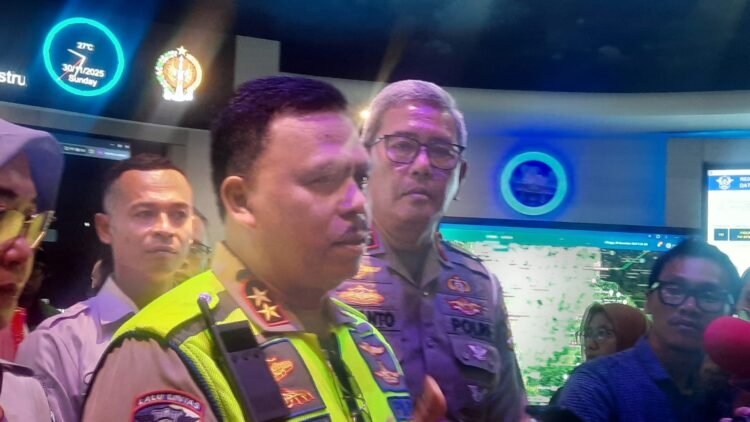 Kakorlantas Polri Irjen Pol Agus Suryo Nugroho saat meninjau back office Smart City Yogyakarta, Komplek Kepatihan, Danurejan, Kota Yogyakarta, DIY, Selasa (30/11/2025).