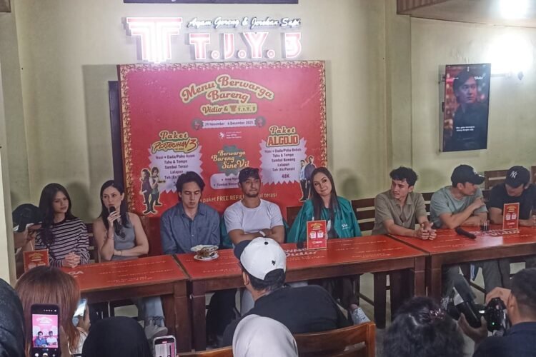 Acara Ngobrol Lokal antara Vidio dan JAFF di Rumah Makan T.J.Y.3 (Tojoyo), Senin (1/12/2025). Acara ini juga menghadirkan cast Pertaruhan The Series 3 dan Algojo serta masuk dalam program festival untuk merayakan cita rasa dan cerita lokal.