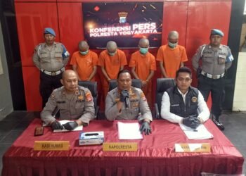 Empat tersangka kasus pembunuhan di Wirobrajan dihadirkan dalam konferensi pers di Mapolresta Yogyakarta, Rabu (3/12/2025).