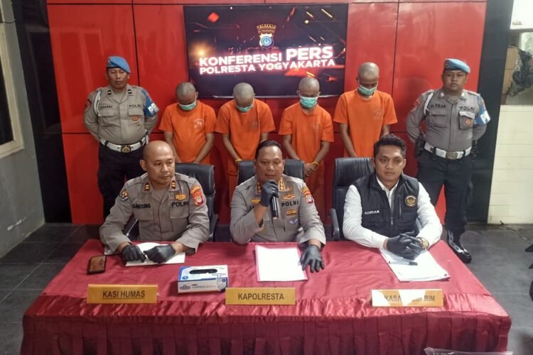 Empat tersangka kasus pembunuhan di Wirobrajan dihadirkan dalam konferensi pers di Mapolresta Yogyakarta, Rabu (3/12/2025).