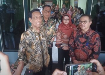 Gubernur DIY, Sri Sultan Hamengku Buwono X (kiri) usai rapat di Balai Kota Yogyakarta, Kamis (4/12/2025).