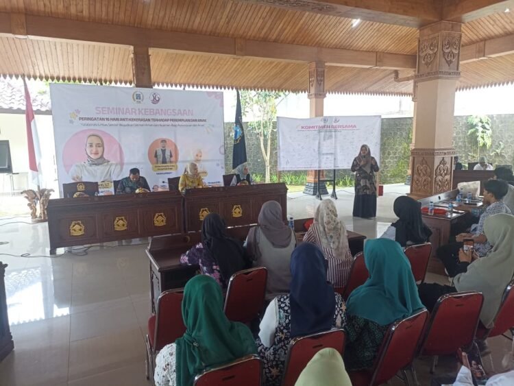Kegiatan Seminar Kebangsaan dalam rangka peringatan Hari Anti Kekerasan terhadap Perempuan dan Anak sekaligus Hari Hak Asasi Manusia Internasional di Pendopo DPRD Sleman, Sabtu (6/12/2025).
