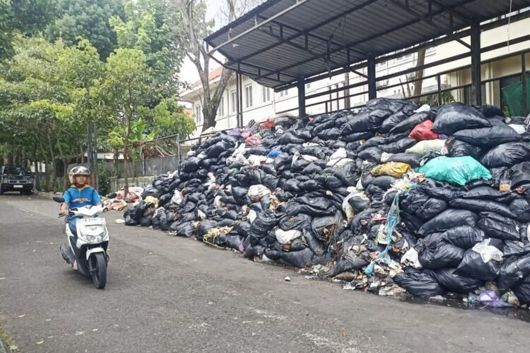 Pengendara melintas di depan depo sampah Kotabaru, Yogyakarta.