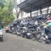 Pengendara melintas di depan depo sampah Kotabaru, Yogyakarta.