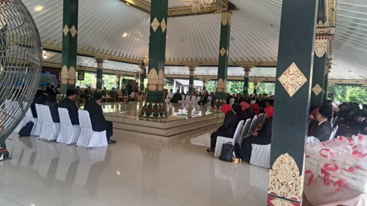 Pelantikan sejumlah pejabat eselon empat hingga dua di lingkungan Pemkab Sleman yang berlangsung di Pendapa Parasamya, Senin (8/12/2025)