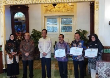 Gubernur DIY, Sri Sultan Hamengku Buwono X (tiga dari kiri), menyerahkan bantuan uang tunai secara simbolis dari Pemprov DIY untuk Aceh, Sumatra Utara, dan Sumatra Barat di Kompleks Kepatihan, Selasa (9/12/2025).