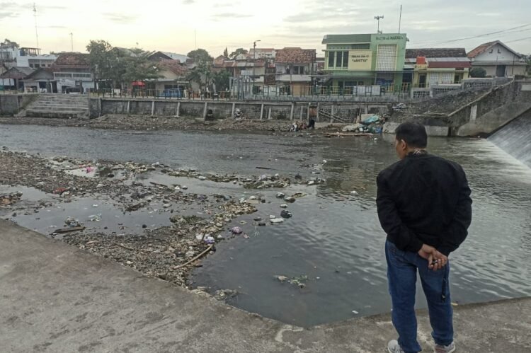 Warga mengamati suasana di sekitar kawasan Sungai Code, Mergangsan, Kota Yogyakarta.