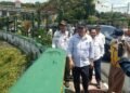 Wali Kota Yogyakarta, Hasto Wardoyo, saat meninjau kondisi Jembatan Kewek, Rabu (10/12/2025).