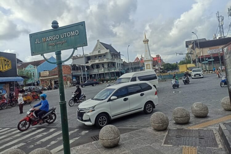 Sejumlah kendaraan melintas di kawasan Tugu Yogyakarta.