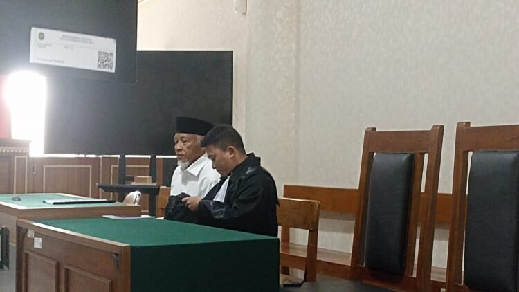 Mantan Bupati Sleman Sri Purnomo duduk bersama kuasa hukumnya jelang jalani sidang perdana perkara dana hibah pariwisata di Pengadilan Negeri Yogyakarta, Kamis (18/12/2025).