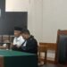 Mantan Bupati Sleman Sri Purnomo duduk bersama kuasa hukumnya jelang jalani sidang perdana perkara dana hibah pariwisata di Pengadilan Negeri Yogyakarta, Kamis (18/12/2025).