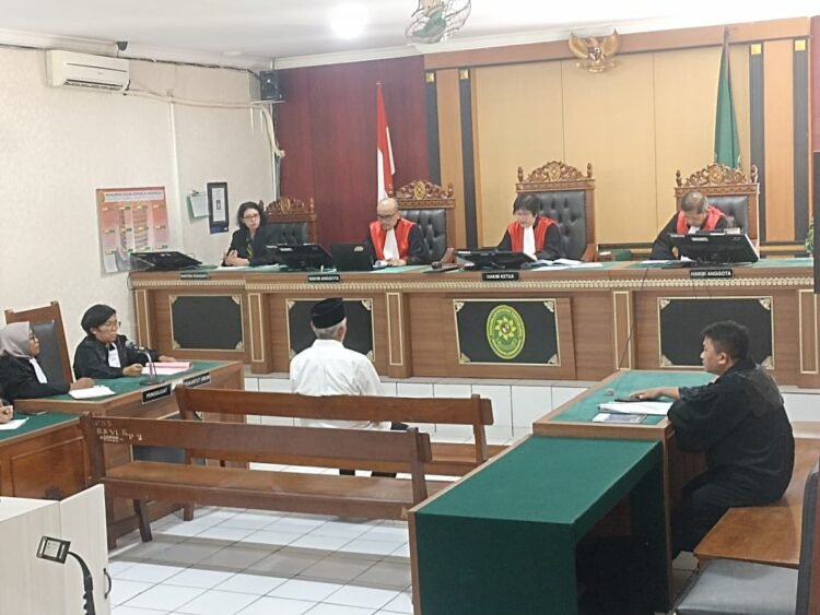 Mantan Bupati Sleman Sri Purnomo jalani sidang perdana perkara korupsi dana hibah pariwisata dengan agenda pembacaan dakwaan di Pengadilan Tipikor pada Pengadilan Negeri Yogyakarta, Kamis (18/12/2025)