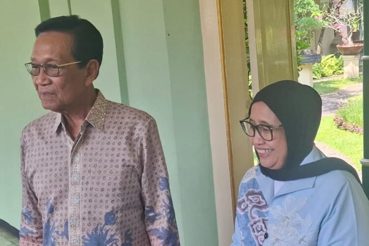 Gubernur DIY Sri Sultan Hamengku Buwono X (kiri) bersama Wakil Kepala BGN Nanik Sudaryati Deyang di Kompleks Kepatihan, Yogyakarta, Selasa (23/12/2025).