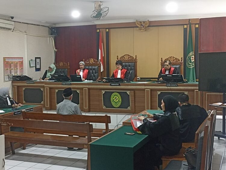 Mantan Bupati Sleman, Sri Purnomo, saat menjalani sidang eksepsi dalam perkara dugaan tindak pidana korupsi dana hibah pariwisata Kabupaten Sleman Tahun Anggaran 2020 di Pengadilan Negeri Yogyakarta, Selasa (23/12/2024).