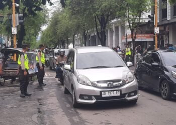 Sejumlah kendaraan melintas di kawasan Malioboro, Kota Yogyakarta.