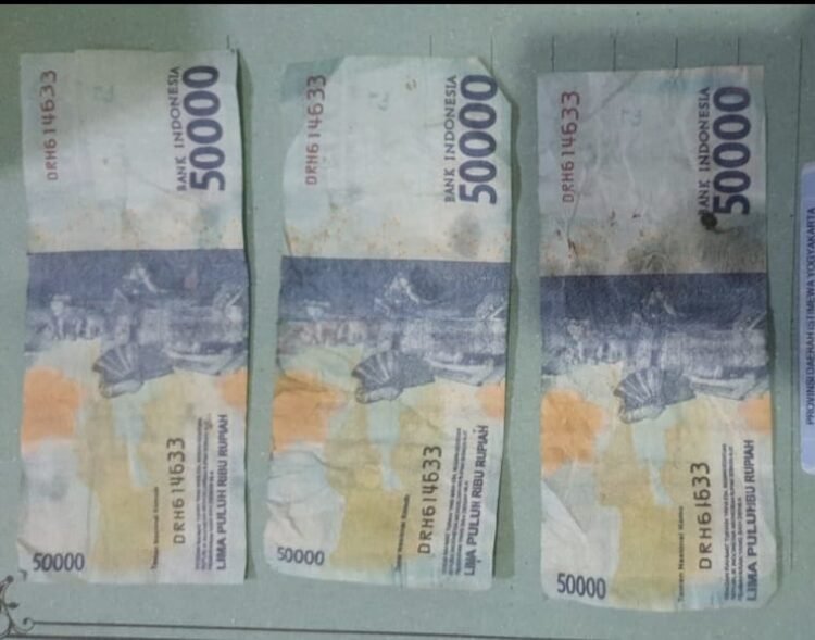 barang bukti diduga uang palsu yang sempat dipakai transaksi di Pasar Prawirotaman, Rabu (31/12/2025)