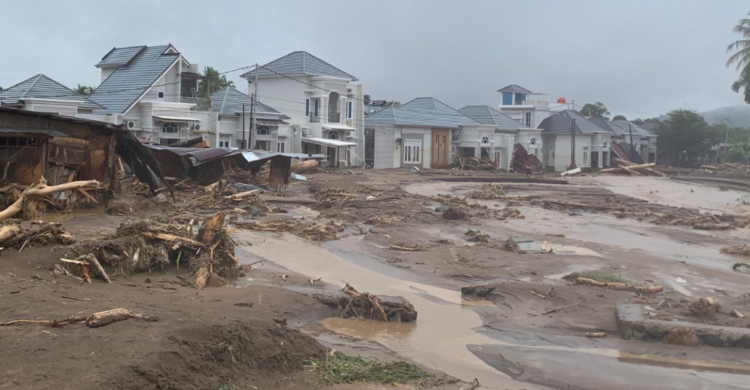 Bencana banjir bandang di wilayah Sumatra mulai dari Aceh, Sumatra Utara hingga Sumatra Barat mendapat simpati internasional