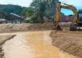 Kegiatan normalisasi Sungai Aek Doras menjadi prioritas dalam penanganan darurat banjir di Kota Sibolga untuk mengembalikan kondisi lingkungan secara bertahap, Kamis (18/12/2025). (BNPB)