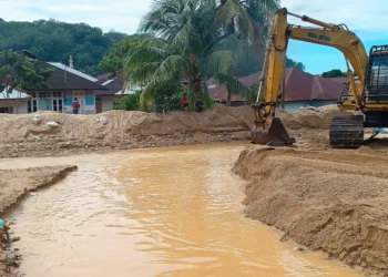 Kegiatan normalisasi Sungai Aek Doras menjadi prioritas dalam penanganan darurat banjir di Kota Sibolga untuk mengembalikan kondisi lingkungan secara bertahap, Kamis (18/12/2025). (BNPB)