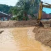 Kegiatan normalisasi Sungai Aek Doras menjadi prioritas dalam penanganan darurat banjir di Kota Sibolga untuk mengembalikan kondisi lingkungan secara bertahap, Kamis (18/12/2025). (BNPB)