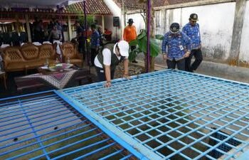Bupati Gunungkidul Endah Subekti Kuntariningsih meninjau lokasi drainase Luweng Bintaos di Tepus