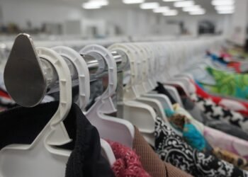 Ilustrasi toko pakaian bekas atau thrifting