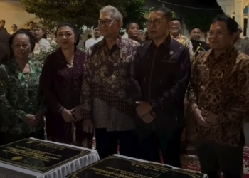 Menteri Kebudayaan Fadli Zon meresmikan Panggung Sanggabuwana Keraton Surakarta yang baru saja selesai direvitalisasi